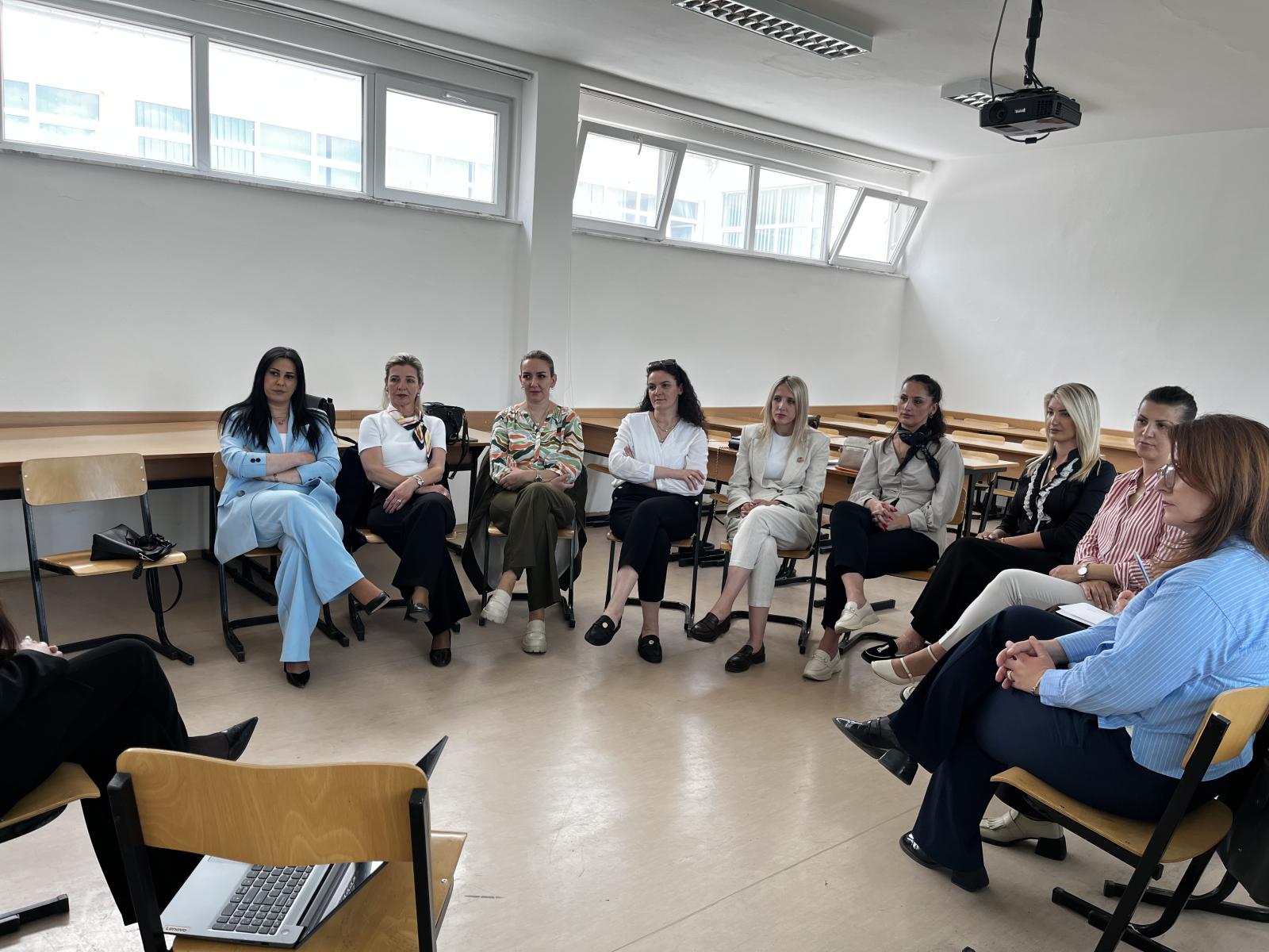 Stafi administrativ i Universitetit “Fehmi Agani” në Gjakovë merr pjesë në punëtorinë për mirëqenien, menaxhimin e stresit dhe vetëkujdesin